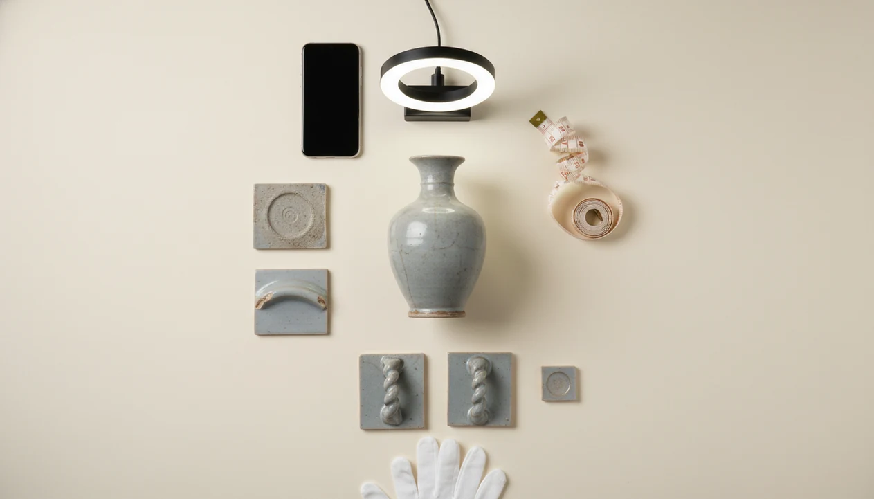 An overhead visual checklist shows a vase, lighting, measuring tape, and close-up detail shots for app scanning.